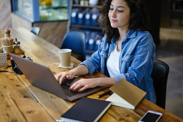 Professionele Copywriter Peinzen Met Krullend Haar Boodschap Aan Chef Projectkwesties — Stockfoto