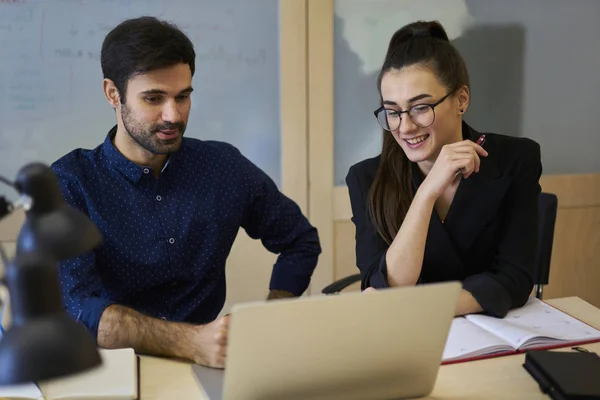 Graphistes Professionnels Masculins Féminins Bonne Humeur Regardant Des Vidéos Drôles — Photo