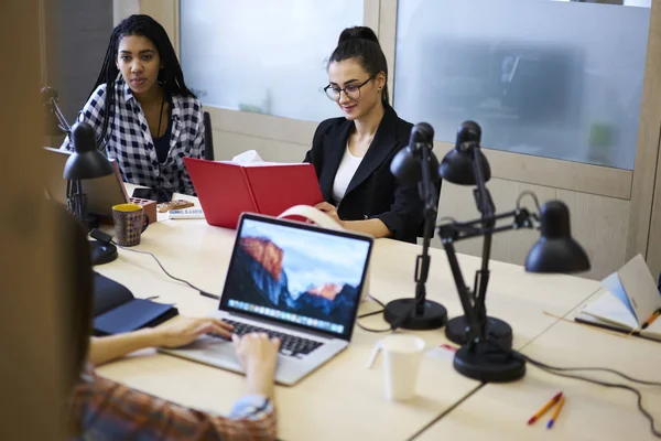 Grupo Diversidade Belos Especialistas Marketing Sonham Com Membros Equipe Colaborando — Fotografia de Stock