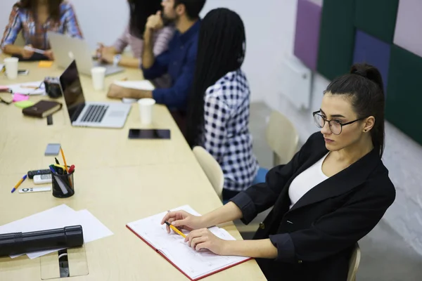 Ponderando Atraente Mulher Qualificada Óculos Legais Profundamente Pensando Melhorias Processo — Fotografia de Stock