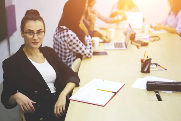 Halve Lengte Portret Van Positieve Aantrekkelijke Vrouwelijke Grafisch Ontwerper Bril — Stockfoto