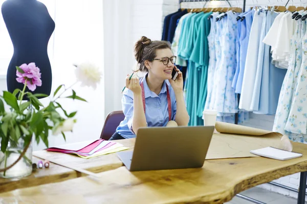 Vrolijke Couturier Met Potlood Hand Praten Smartphone Met Vriend Zitten — Stockfoto