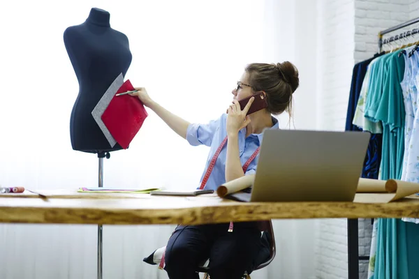 Jonge Professionele Modeontwerper Communiceren Met Collega Smartphone Terwijl Zoek Naar — Stockfoto