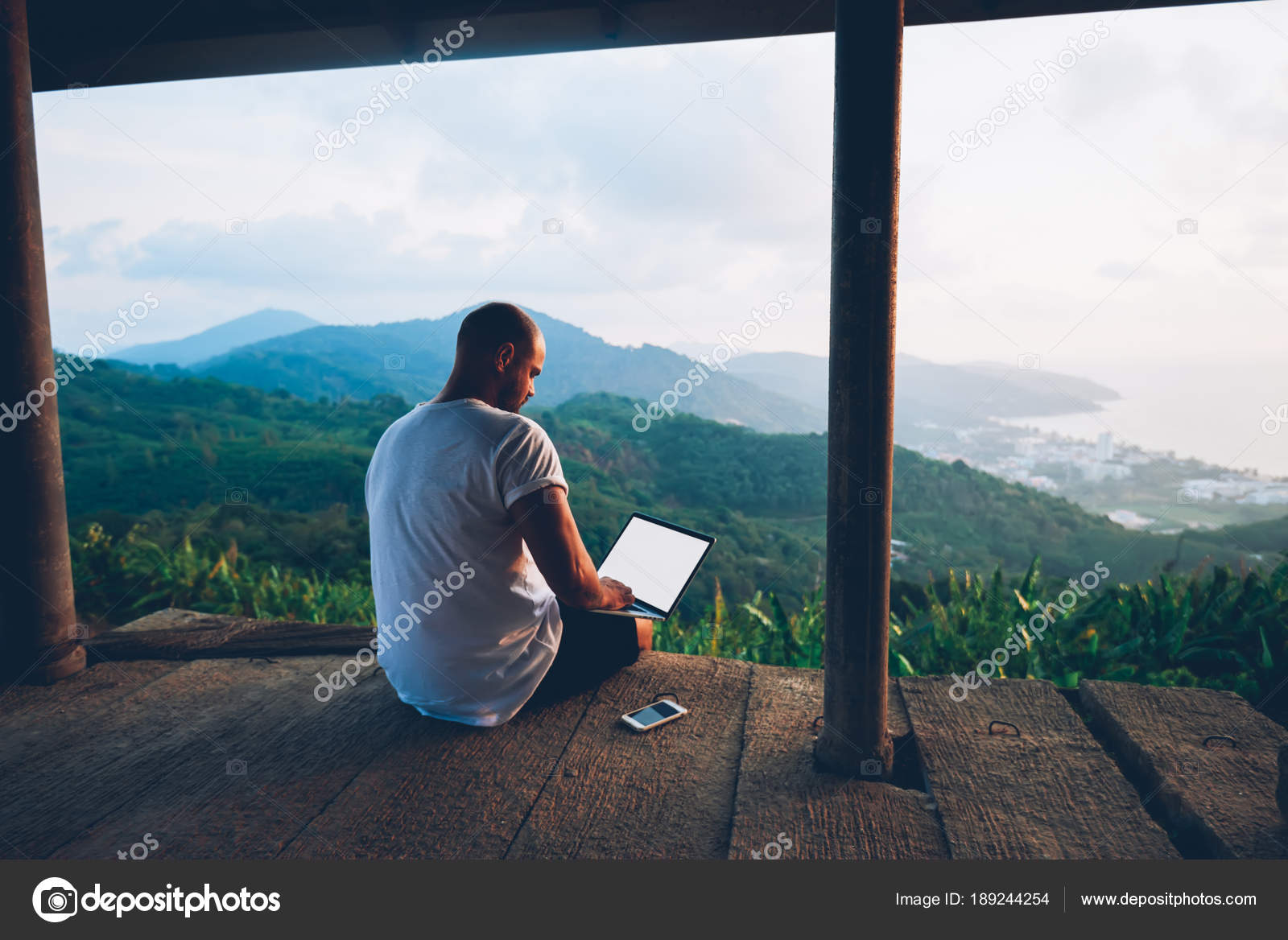 Remote tourism. Человек с ноутом на природе. Ноутбук на природе. За ноутбуком на природе. Мужчина с ноутбуком на природе.