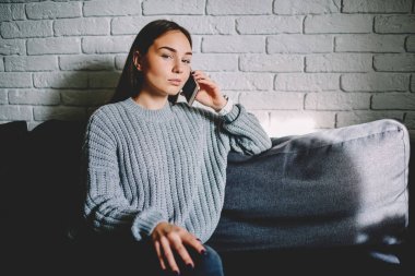 Cep telefonu iş tatilinde, kameraya bakarak bankacılık yapma hizmeti işleci ile telefon konuşmayı iş kadını koltukta oturan konuşurken ciddi kadın Yöneticisi portresi