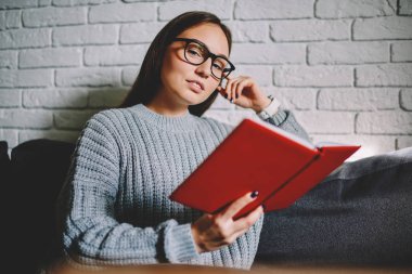 Gözlük kamera, akıllı kız öğrencinin yeni bilgi edebiyat sırasında okuma öğrenme bakarak fikirlerle Not defteri tutan proje çözümleri analiz içinde genç iş kadını serbest zaman