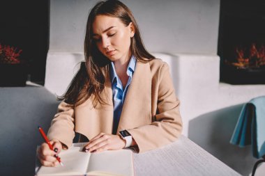 Profesyonel kadın tasarımcı grafik çizim ve accountings kafede oturan Not Defteri'nde iç yapma fikri durulması, işkadını özel tertipçi iş planlaması planlama listelemek yazma