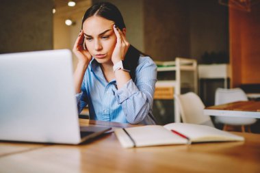 Bilgi yolu ile netbook, dizüstü bilgisayar kullanan kadın serbest meslek yorgun ve çok çalışan takımlar görev ağ üzerinden arama woking proje sorunlu genç işkadını duygu baş ağrısı