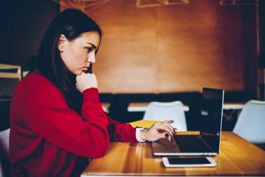 Dizüstü bilgisayar, netbook kullanarak sınava hazırlanıyor ağlarda araştırma yapma düşünceli genç kadın üzerinde göz web sayfasından bilgi okuma dalgın kadın serbest meslek yan görünüm