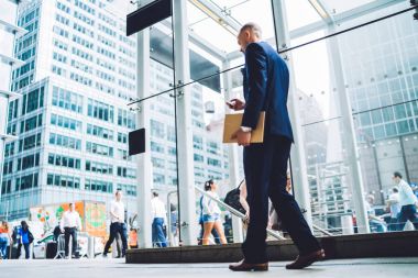 Tam boy görünüm smartphone mali downtown bölgesinde, kendine güvenen işadamı Manhattan Avenue'nin şehir sokakta geçen istimal hareket eden telefon ile yürüme takım elbiseli erkek başarılı girişimci