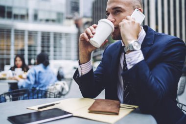 İş tatilinde, kendine güvenen girişimci city café açık havada oturan müşteri ile telefon konuşmayı gitmek iş kahve içmek ise cep telefonuna söz ciddi erkek icra müdürü