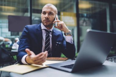 Problemleri çözmek için arama yolu ile cellphone ise kendinden emin erkek girişimci bekleyen bağımsız mobil konuşma, ciddi beyaz genç işadamı ile el hareketi sırasında memnun katılmıyorum 
