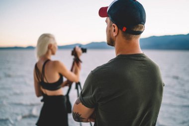 T-shirt insanın sahte markası tripod, fotoğrafçılar sefer havzasında Badwater fotoğraflarını kullanarak Vadisi günbatımı çekim nasıl arkadaş izlemek için kopya yer ile Arkadan Görünüm