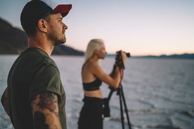 Tripod, turist Badwater Havzası Milli Parkı birlikte ABD'de seyahat vahşi ortamda çekim birkaç kullanarak akşam Ölüm Vadisi günbatımı manzara fotoğrafçılığı erkek ve dişi yolcuları