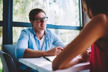 Röportaj ile röportaj yapma ve ilginç bir konuşma zevk kadın işçiye olan işadamı kafede romantik Tarih boyunca kız arkadaşıyla konuşurken gözlük yakışıklı genç adam