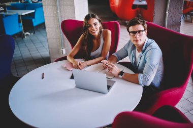 Office, coworking içinde ortak proje üzerinde birlikte çalışma zaman harcama ve erkek öğrenciler portresi gülümseyen arkadaş birlikte online araştırma yapmak ve yaratıcı fikir paylaşımı zevk