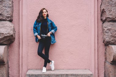 Trendy giyim kentsel promosyon pembe poz büyüleyici kadın Gezgin tam uzunlukta portresi, turist vintage fotoğraf makinesi ile gülümseyen boş zaman zevk şık casual kıyafet giymiş