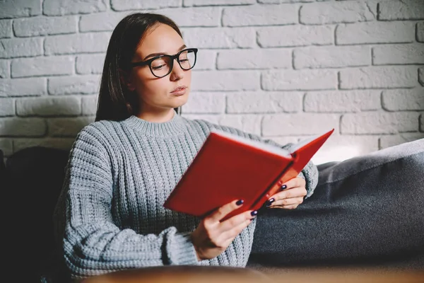 Studente Donna Pensierosa Occhiali Concentrati Sulla Lettura Della Letteratura Apprendimento — Foto Stock