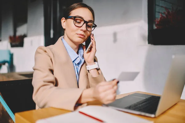 Kaart Gebruikt Van Professionele Vrouwelijke Journalist Contact Dienst Klant Steun — Stockfoto