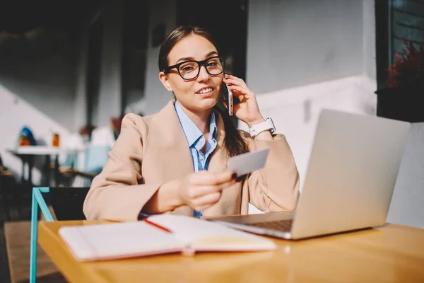 Porträt Einer Geschäftsfrau Mit Brille Die Mit Einem Kollegen Telefoniert — Stockfoto