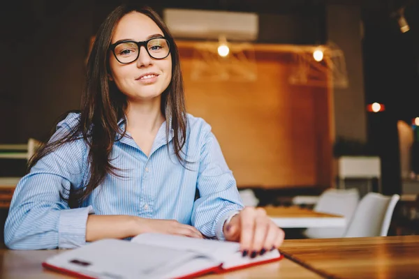 Retrato Mujer Joven Proyecto Planificación Gafas Análisis Información Pasar Tiempo —  Fotos de Stock