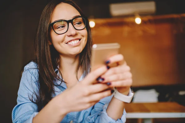 Mujer Morena Alegre Gafas Charlando Con Amigo Las Redes Sociales — Foto de Stock