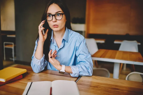 Mujer Negocios Estresada Gafas Decepcionada Con Las Noticias Del Servicio —  Fotos de Stock