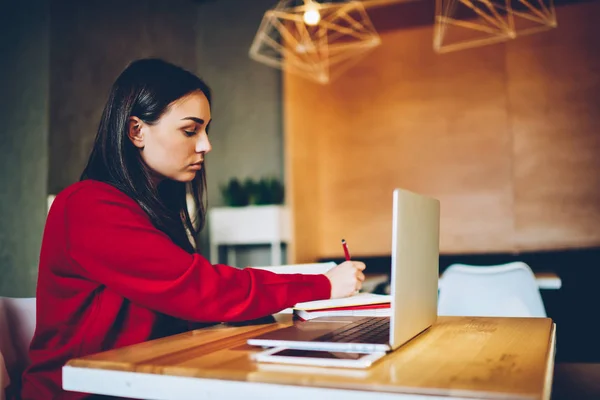 Estudiante Inteligente Escribiendo Información Investigación Línea Haciendo Tarea Usando Computadora —  Fotos de Stock