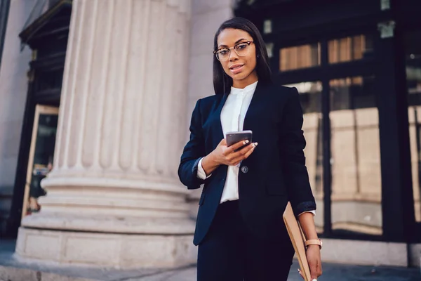 Μισού Μήκους Πορτραίτο Γυναίκα Νομικό Σύμβουλο Ντυμένος Μαύρη Εταιρική Ενδυμασία — Φωτογραφία Αρχείου