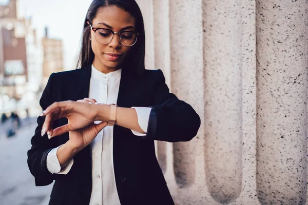 Busy Afro American Female Owner Business Company Tracking Time Smartwatch — Stock Photo, Image