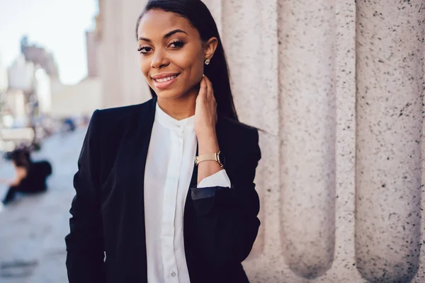 Poloviční Délky Portrét Atraktivní Afroamerické Úspěšná Podnikatelka Oblečeného Formální Úsměv — Stock fotografie