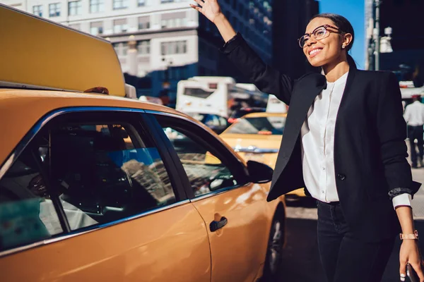 Cheerful Afro Americano Gerente Executivo Desgaste Formal Pegar Táxi Amarelo — Fotografia de Stock