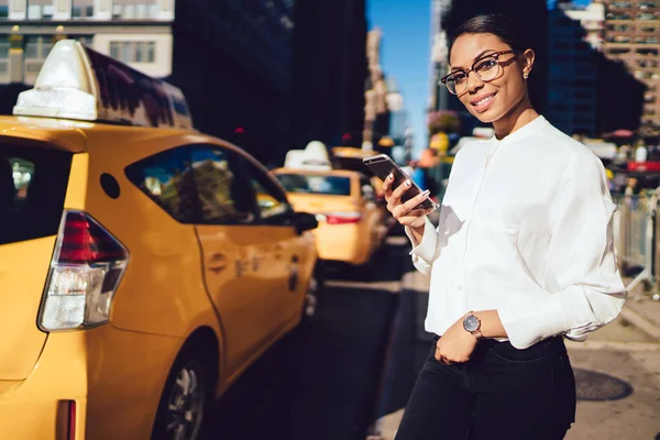 Yarım Uzunluk Portre Rahat Giyim Modern Dijital Telefon Aygıt Ayakta — Stok fotoğraf