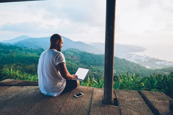 Zadní Pohled Mužské Cestovní Blogger Pracovat Vzdáleně Netbooku Ovívat Amazon — Stock fotografie