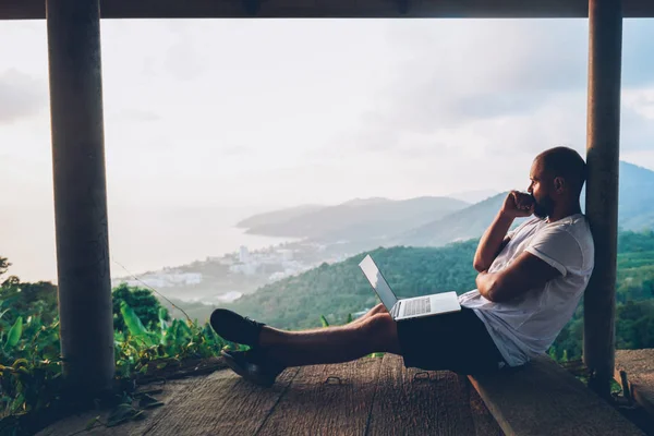 Nachdenklicher Junger Mann Der Freien Laptop Sitzt Und Auf Die — Stockfoto