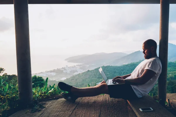 Homem Caucasiano Keyboarding Texto Freelancer Computador Portátil Enquanto Trabalhava Remoto — Fotografia de Stock