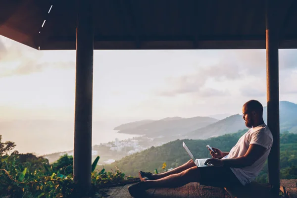 Junge Männliche Reisende Die Während Ihres Tropenurlaubs Geld Online Banking — Stockfoto