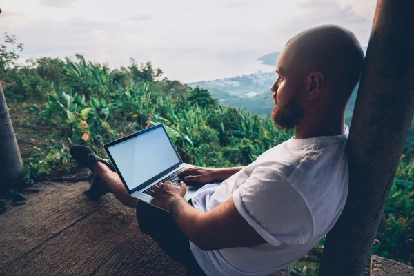 Vedere Din Spate Tânărului Călător Hipster Folosind Laptop Smartphone Timp — Fotografie, imagine de stoc