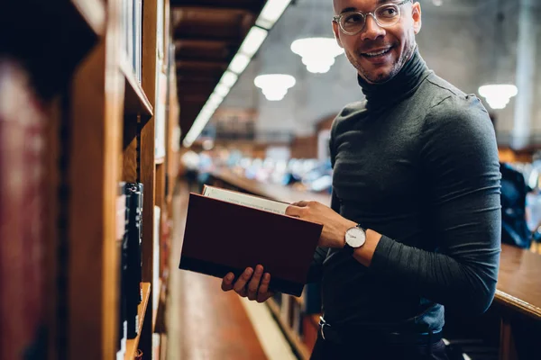 Lächelnder Männlicher Journalist Brille Der Zufrieden Ist Interessante Informationen Einem — Stockfoto