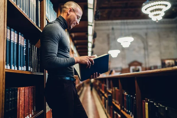 Lächelnder Männlicher Journalist Liest Bücher Die Nach Artikeln Suchen Die — Stockfoto