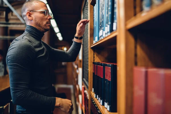 Ernsthafter Männlicher Journalist Der Der Nähe Von Bücherregalen Steht Und — Stockfoto