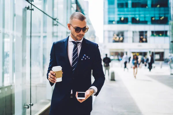Hombre Atractivo Empresario Comprobar Correo Teléfono Inteligente Mientras Camina Centro — Foto de Stock