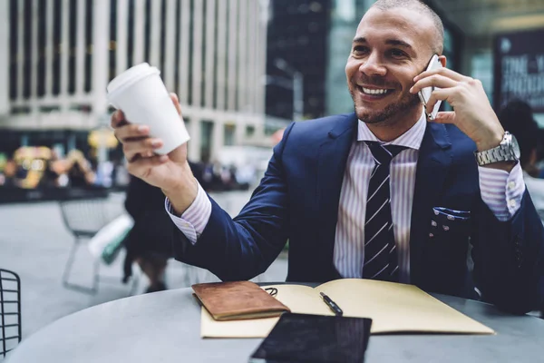 Щасливий Бізнесмен Офіційному Костюмі Закликає Мобільний Колеги Обговорювати Успішний Проект — стокове фото
