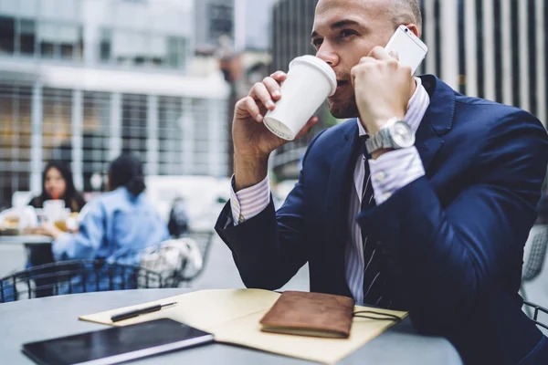 Ernstige Mannelijke Uitvoerend Manager Mobile Business Terwijl Drinken Koffie Gaan — Stockfoto