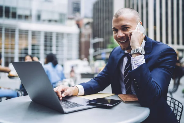 Portret Van Succesvolle Zakenman Praten Mobiele Telefoon Tijdens Het Buiten — Stockfoto