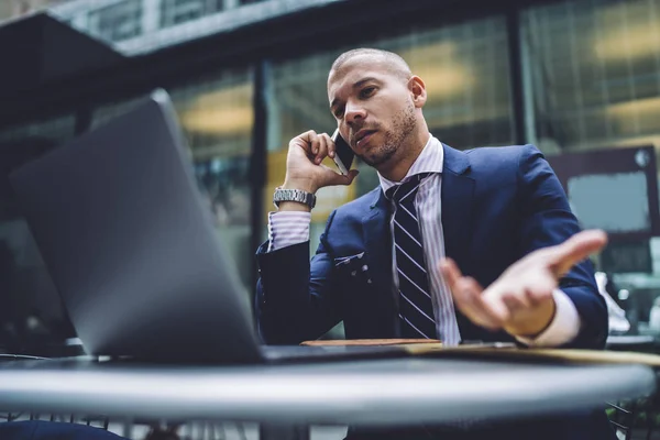 Empresário Sério Gesticulando Com Mão Falando Telefone Sobre Problema Discutindo — Fotografia de Stock