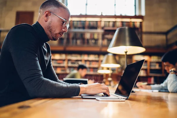 Konzentrierter Männlicher Journalist Brille Der Informationen Von Der Webseite Liest — Stockfoto