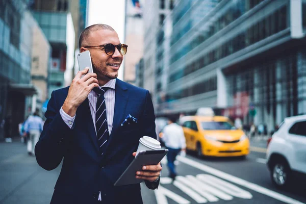 Gerente Ejecutivo Sonriente Gafas Sol Hablando Por Teléfono Mientras Pasea — Foto de Stock