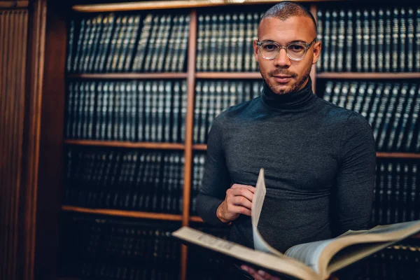 Yarım Uzunluk Portre Yakışıklı Erkek Yazar Kitap Tanıtım Arka Planda — Stok fotoğraf