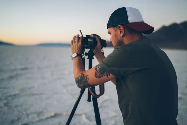 Wykwalifikowanych Mężczyzna Podróży Blogger Fotografowania Film Naturalny Krajobraz Badwater Basin — Zdjęcie stockowe